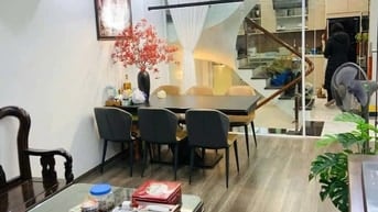 Yên Hoà, sổ vuông đét, vài bước ra phố, nhà đẹp bê tông b5