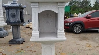 bàn thờ thần linh bằng đá ngoài trời