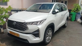 Cho thuê xe innova cross hybrid 2024 màu trắng xăng lẫn Tài xế