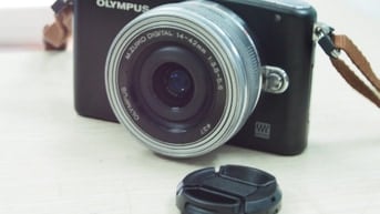 Máy ảnh OLYMPUS E-PM1 cũ, mất nắp pin, hoạt động tốt