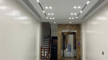 PHỐ NGUYỄN VĂN CỪ DT 44m²  MT: 3.5m, 6 Tầng , 9.6 Tỷ THANG MÁY .