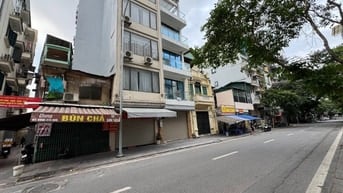 Bán gấp nhà Mặt phố Sơn Tây giá 14 tỷ, dt 30m2, Hè rộng