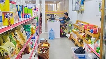 Khai trương Bách Hoá Tuyển Người Trung Tuổi Phụ Coi Quầy Hoặc Thu Ngân