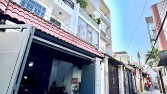 Bán nhà - chiều ngang hơn 5m -  hẻm xe hơi - đường Trường Chinh Q12