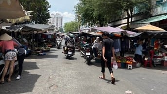 MẶT TIỀN CHỢ HOÀ BÌNH NGAY KHU KINH DOANH SẦM UẤT NGÀY ĐÊM NHỈNH 20 