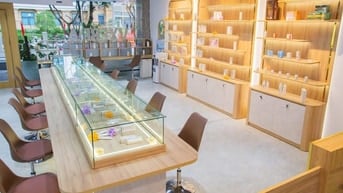 Bán hàng và tư vấn mặt hàng Mỹ Phẩm tại showroom 