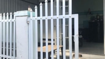 Nhà cấp 4, xây tường,lát gạch,lop la phong 