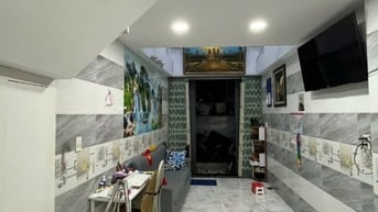 Nhỉnh 4 tỷ - 4 tầng lầu đúc - Giáp Q1