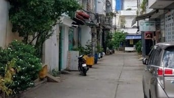 Nhà đường xe hơi lo V Nguyễn thị tan dt: 4m x 12m, lung 