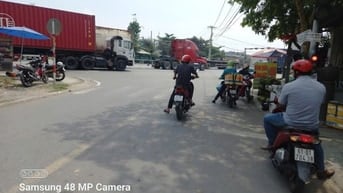 bán nhà mặt tiền 10 x 65  đường vào KCN tân đông hiệp B rộng 25 m 