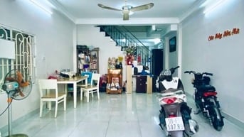 Nhà 3 tầng. Dtich 4,3x11 nở hậu 4,9m. HXH sát mặt tiền.Gần Lê Văn Sỹ
