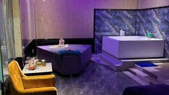 Chính chủ cần bán gấp nhà mặt tiền Trường Sa, view sông rất đẹp. 