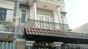 Gần cầu Ông Bốn, DT 5,5x19m, hẻm xe hơi.