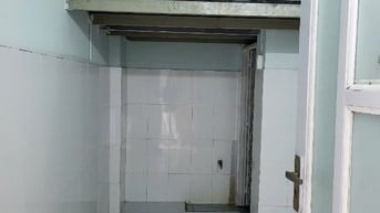 Phòng trọ 15m2 sát ngay chợ Tân Hương, quận Tân Phú, vị trí trung tâm.