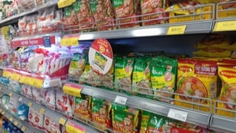 Tập hóa cần 3 Nam Nữ phụ bán hàng trong coi cửa hàng 