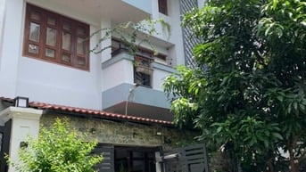 Cho thuê VILLA giữa lòng thành thị 766a Sư Vạn Hạnh.Ngay Vạn Hạnh Mall