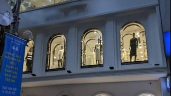 Cho thuê nhà mặt phố Bà Triệu 250m2 x 3 tầng, mặt tiền 10m, giá 250tr