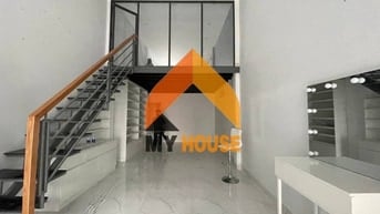 NHÀ TRỐNG SUỐT TRUNG TÂM Q2 GẦN CẦU SG STYLE KÍNH HIỆN ĐẠI