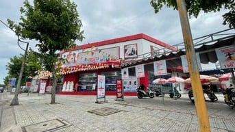 Siêu thị NT Hết HĐ cho thuê showroom 855 Quang trung, Dt 40x60m2 550tr