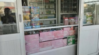 Sang nhà thuốc, cửa hàng mua bán đồ cũ 