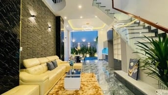 Xe hơi ngủ trong nhà đường Huỳnh Khương An, Gò Vấp. Gần ĐH Công Nghiệp