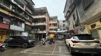 Tập thể Thanh Nhàn. Hai Bà Trưng. Hà Nội. Ô tô tránh nhau. Ô tô dừng đ