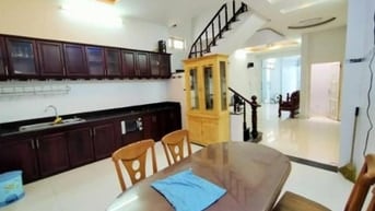 Cho thuê nhà ngõ Nguyễn Khang dt 60m x 5t, 2 mặt ngõ thoáng, ngõ ô tô