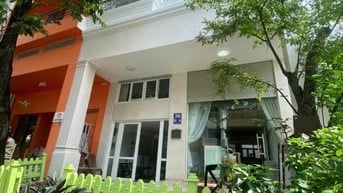 Cho thuê nguyên căn nhà phố đường lớn Đặng Đức Thuật, PMH, Quận 7.