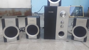 Cần bán 1 bộ loa vi tính 4.1.hiêu microlab giá dê mua