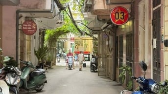 Cho thuê nhà ngõ 25 Triệu Việt Vương, DT 45m2 x 3 tầng, ngõ 5m, có sân