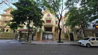 BÁN BIỆT THỰ LÀM VĂN PHÒNG CẦU GIẤY, 150M2 × 5 TẦNG, MT 10M, 40 TỶ