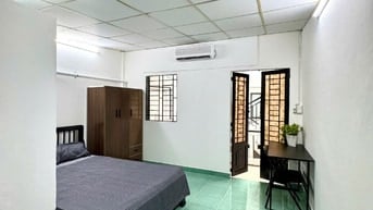 Phòng sát ngã 3 Vạn Kiếp vs Phan Xích Long. Ban công,cửa sổ, nội thất