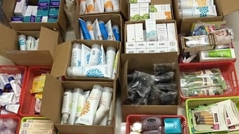 ✅ Chị Cần Ngay 06 Nhân Viên Đóng Gói Dán Nhãn Mặt Hàng Hoá Mỹ Phẩm 