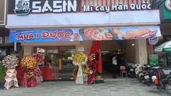 CẦN GẤP 1 NAM GIỮ XE QUÁN MÌ CAY SASIN TỪ 17H - 22H 