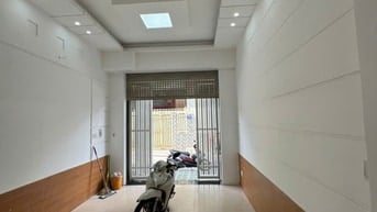 NHÀ HẺM XE HƠI - LÊ THÚC HOẠCH 