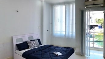 Phòng ban công, sẵn tiện nghi, thoáng mát. Ngay chợ Phạm Văn Hai