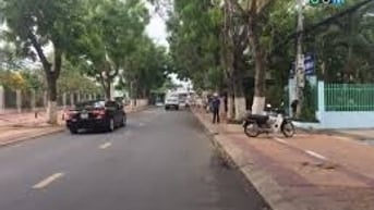 Bán đất mặt tiền, ngay trung tâm, liền kề TTTM & KDC Vincom