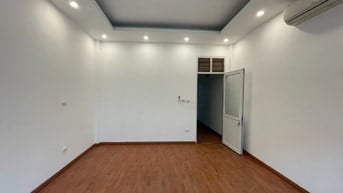 Nhà riêng mặt bờ sông đường hoàng mai tam trinh dt90m2x3t  giá 18tr 