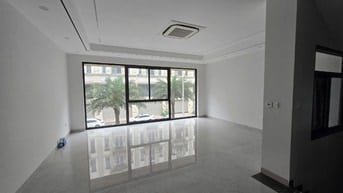 cho thuê làm văn phòng, mặt tiền rộng, thoáng, 2 mặt đường