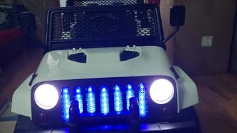Bán xe jeep em bé chạy điện chở đc 2 bé 