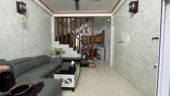 Nhà riêng ngõ phố tam trinh vĩnh hoàng dt32m2x5,5t giá 12tr có tl.