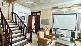 BÁN NHÀ PHỐ HOÀNG QUỐC VIỆT 54M 10.6TY DÂN XÂY NGÕ 3 GÁC TẬN CỬA