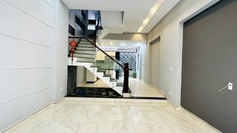 Cho thuê nhà nguyên căn 1 trệt 1 lửng  2 lầu , sân thượng trước sau