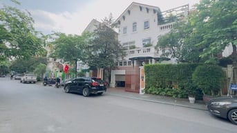 Bán BTLàng Việt Kiều Châu Âu đường Nguyễn Văn Lộc DT 200m2 giá 47.9 tỷ