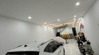 Nhà nguyên căn cho thuê 3 tầng: 2 tầng ở + 1 tầng sân thưọng