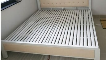 Bán giường sắt 1,6 x 2m còn mới 90%, màu kem. Giá 1,2 triệu đồng. 