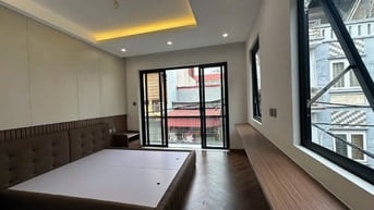 Bán nhà 5 tầng thang máy rất đẹp, góc, ngõ oto 7 chỗ P Chu Huy Mân, LB