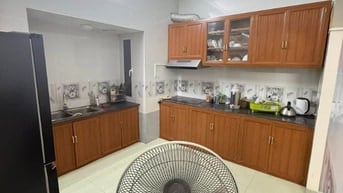 Bán nhà 5 tầng phố Nguyên Hồng, 70m2, có vỉa hè, phân lô, ô tô ra vào