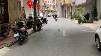 NHÀ MẶT PHỐ CÙ CHÍNH LAN – VỈA HÈ, Ô TÔ TRÁNH 