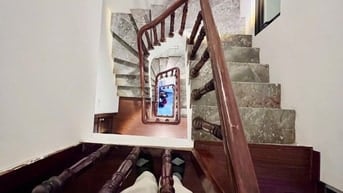 Bán nhà DT 40m2, 4 tầng phố Hoàng Hoa Thám, gần trường chợ, kinh doanh
